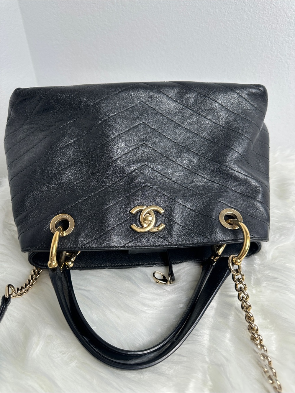 💯Authentic Chanel Chevron Quilted Shoulder Bag – Black Leather & Gold Hardware🍀 - Picture 14 of 16
